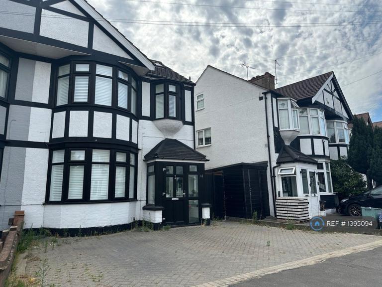 5 bedroom house in Greystone Gardens, Ilford, IG6 (5 bed) (#1395094)