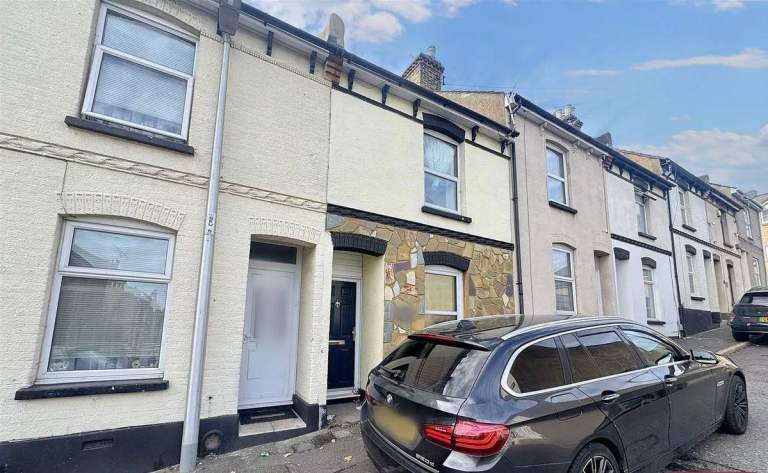 Unfurnished Property with Large Kitchen, Parking & White Goods Included - COMPANY LET ALLOWED