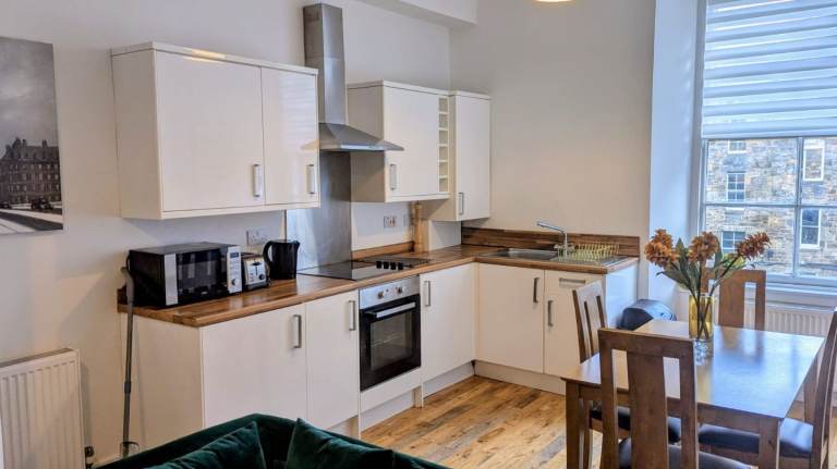 Bright and Spacious 1-Bedroom Flat – Lorne Place, Edinburgh