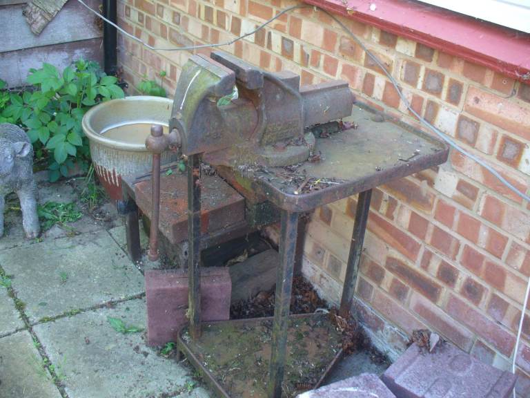 Record 6in vice on stand