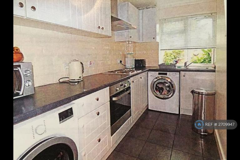 1 bedroom flat in Spanish Court, Burgess Hill, RH15 (1 bed) (#2709947)