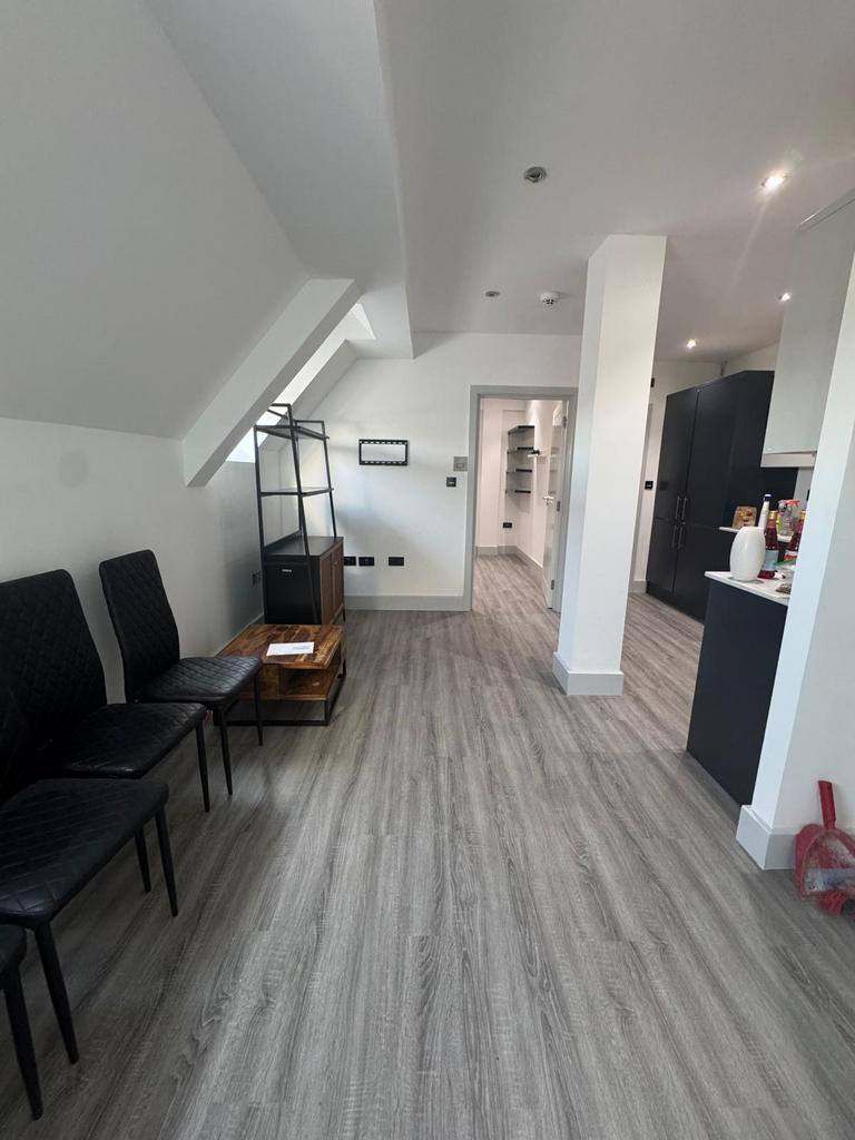 Immaculate two Bedroom Apartment To Let at London Road Stratsmore House RM7 9QD,