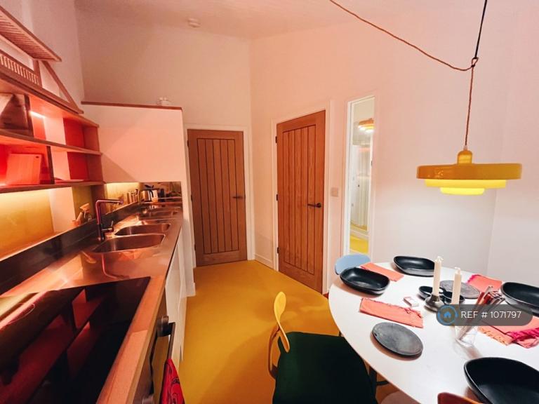 2 bedroom flat in Hackney Road, London, E2 (2 bed) (#1071797)