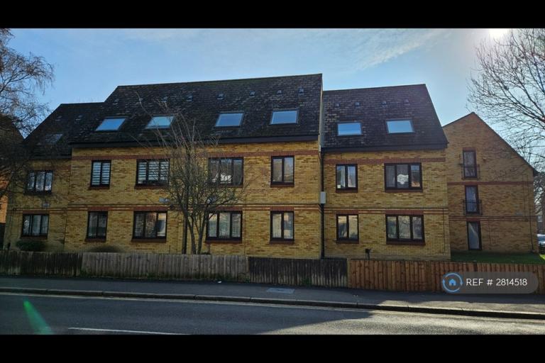 1 bedroom flat in Cherry Orchard, Staines-Upon-Thames, TW18 (1 bed) (#2814518)