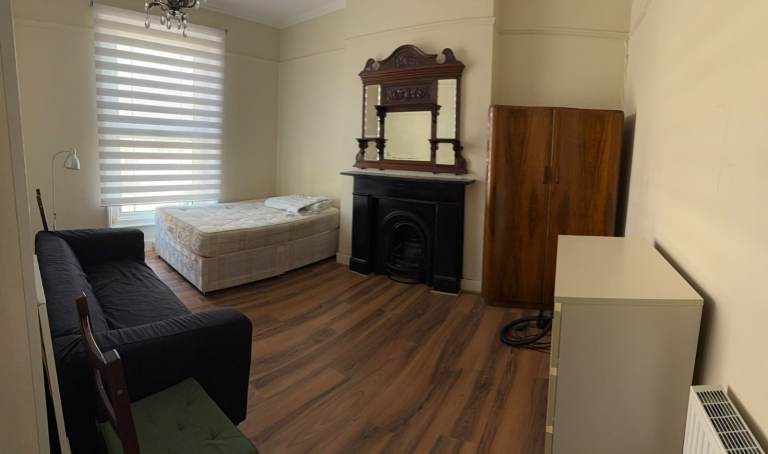 DOUBLE ROOM WITH OWN KITCHEN TO RENT IN CAMDEN PARK ROAD, NW1 9AX