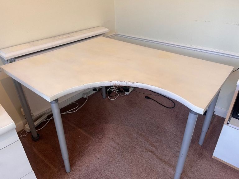Free corner desk