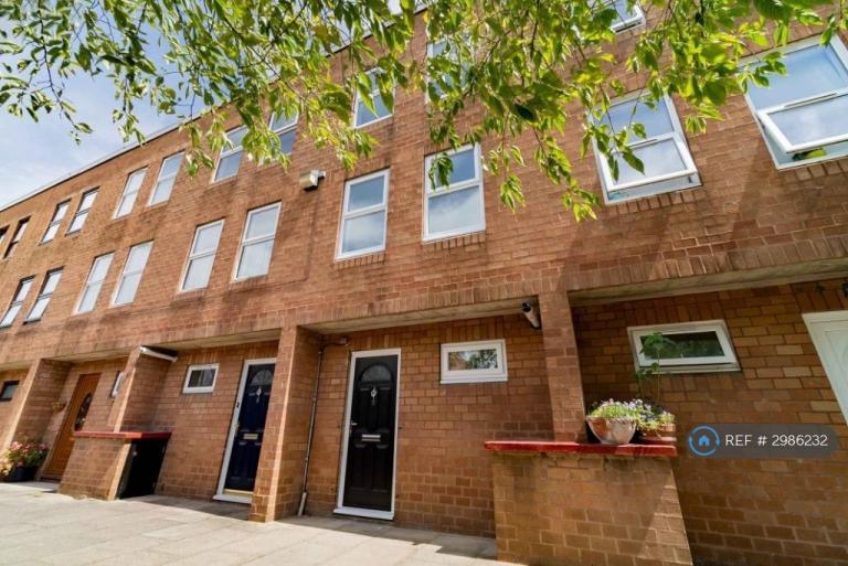 4 bedroom house in Smalley Close, London, N16 (4 bed) (#2986232)