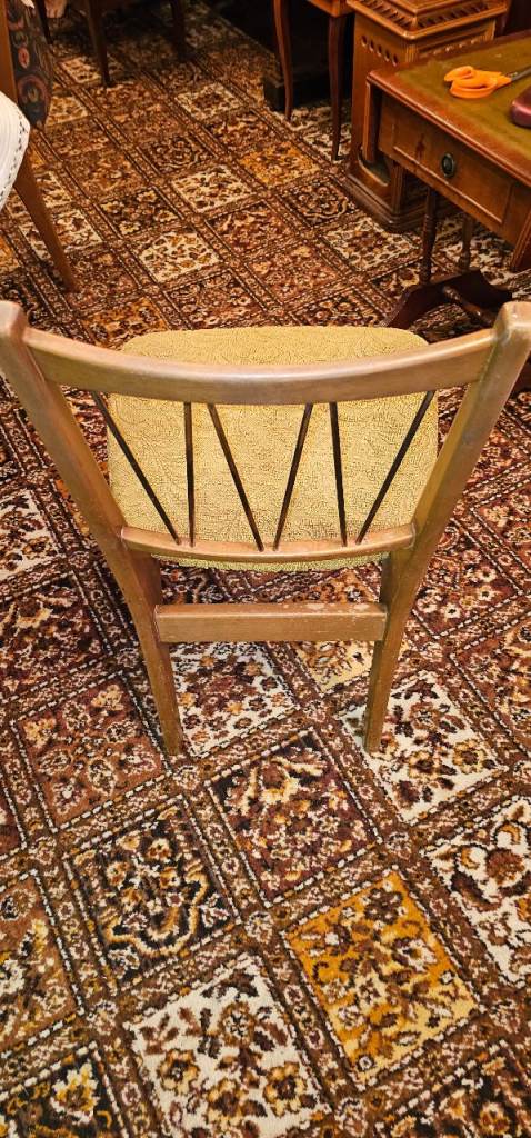 Set of 6 dining chairs free to collect