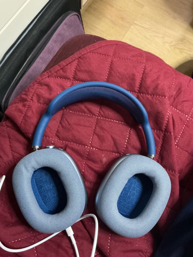 APPLE AIRPODS MAX (GENUINE) Boxed in Sky Blue sat in my drawer since purchased tried once 