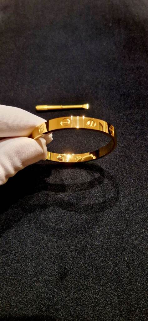 Beautiful Love Style Bracelet - Gold Colour - Size 20