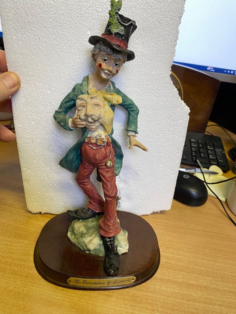 Leonardo Collection "The Entertainer" Figurine – Good Condition