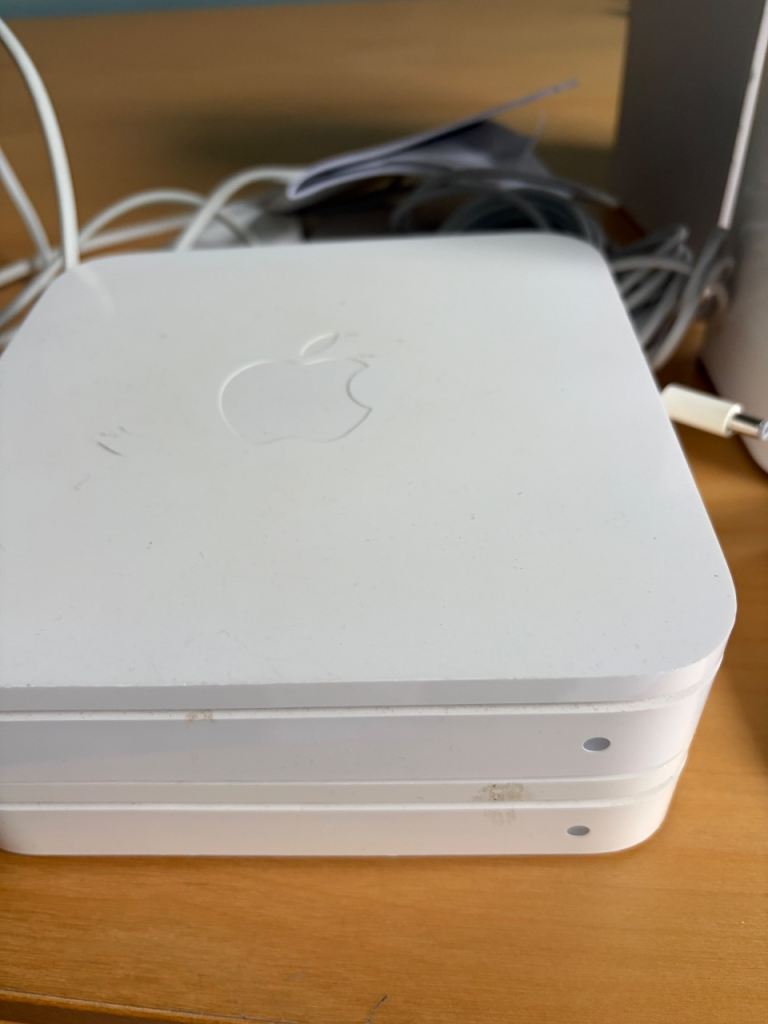 Apple Airport extreme x 3. Airport express x 1