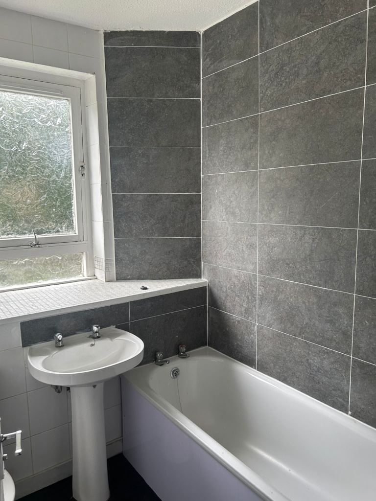 2 bedroom fully refurbished flat with garden to rent 