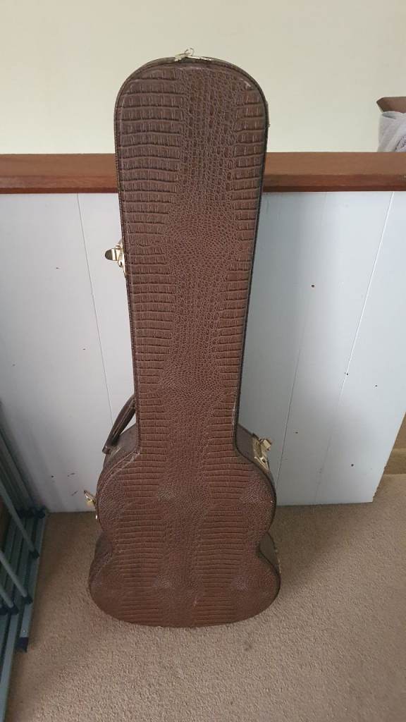 Deluxe rock guitar hard case by Gear4music in brown crocodile-effect finish