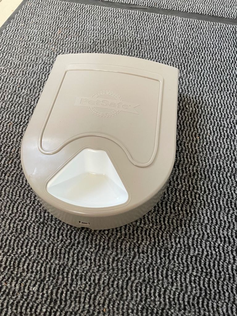 Automatic cat feeder