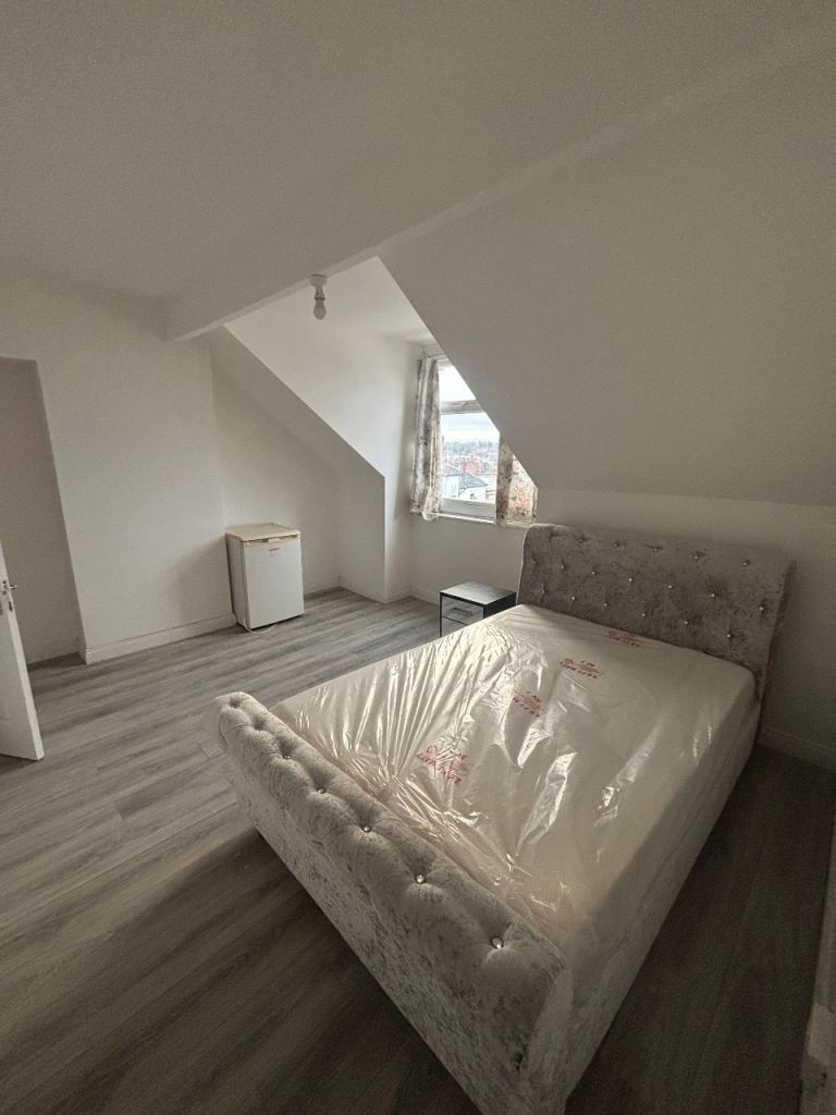 Large double room available 