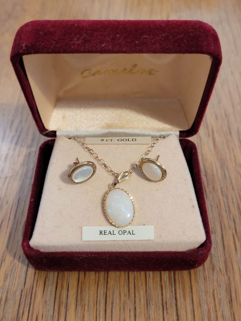 Vintage 9ct Gold Genuine Opal Jewellery Set – Pendant, Chain & Matching Earrings – Boxed