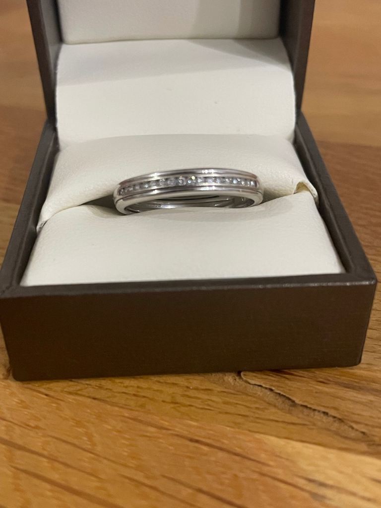 18K white gold Wedding/eternity ring