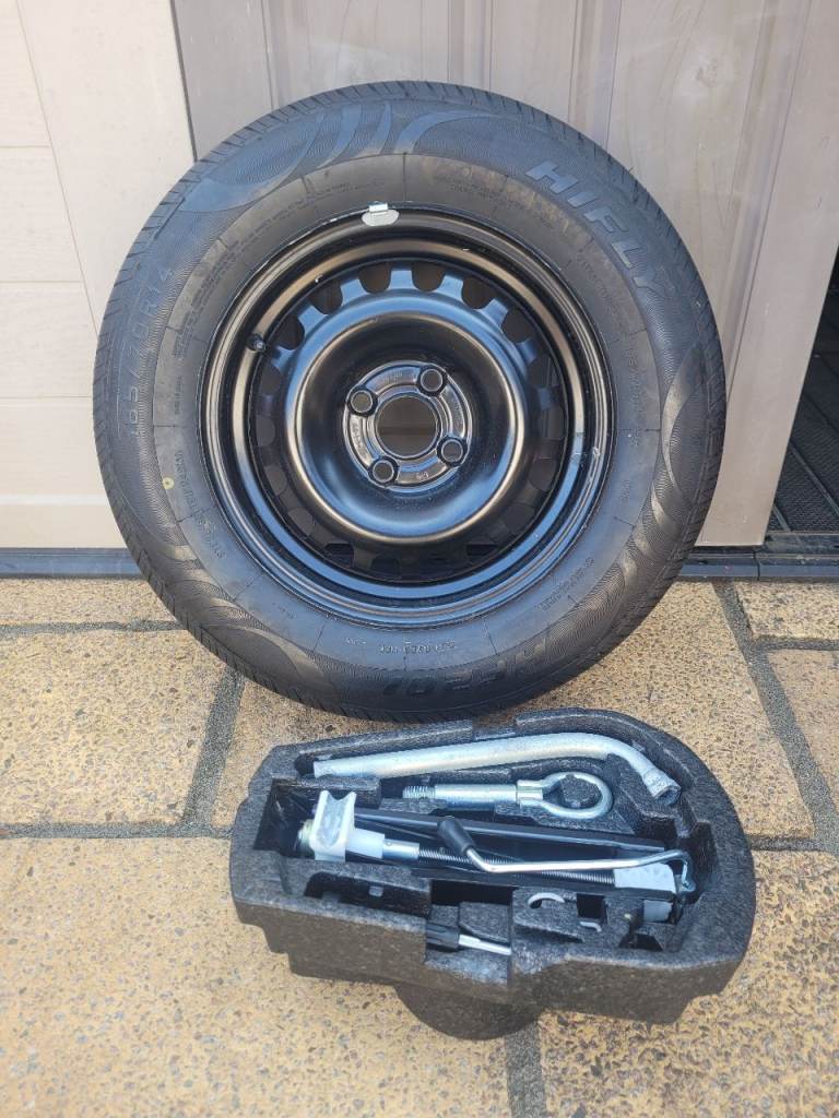 Car tyer wheel and jack and tools set all new