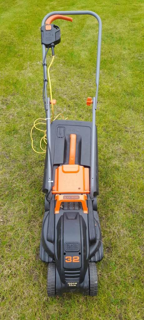 Almost new: BLACK+DECKER BEMW351-GB 1000W 32cm Electric Rotary Mower