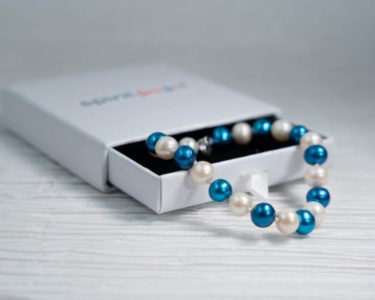 Lovely Blue and White Pearl Bracelet – As Good As New