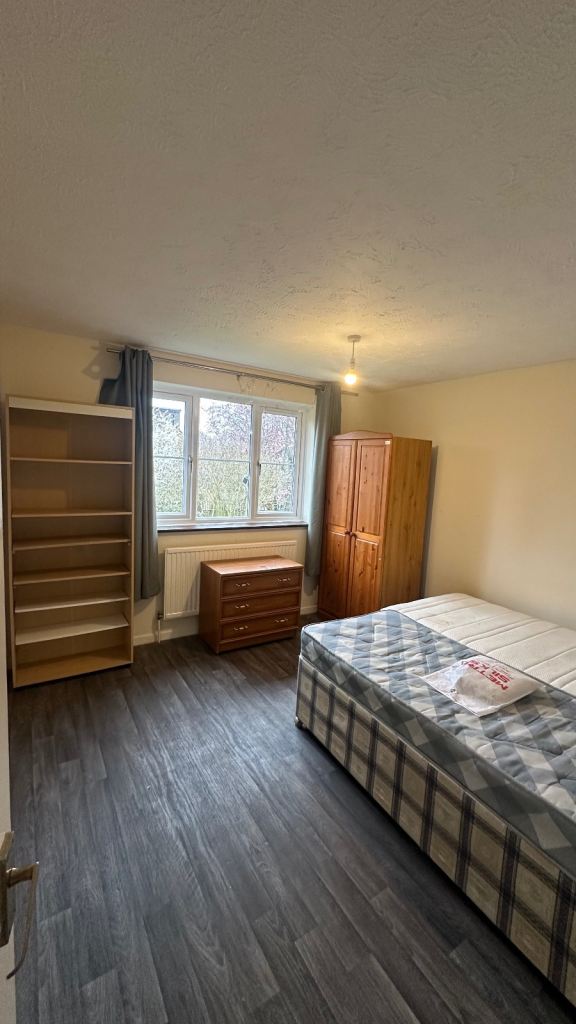 Spacious Double Room Available 