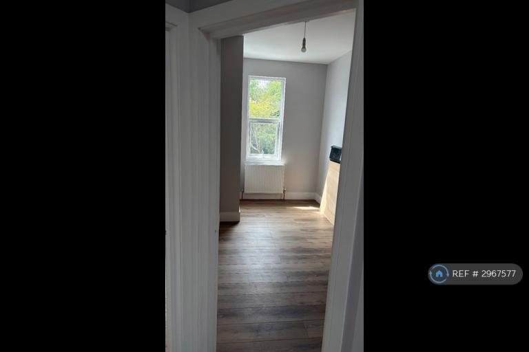 3 bedroom flat in Coombe Lane, London, SW20 (3 bed) (#2967577)