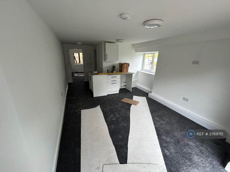 1 bedroom flat in Boggle Hole Road, Whitby, YO22 (1 bed) (#2769715)