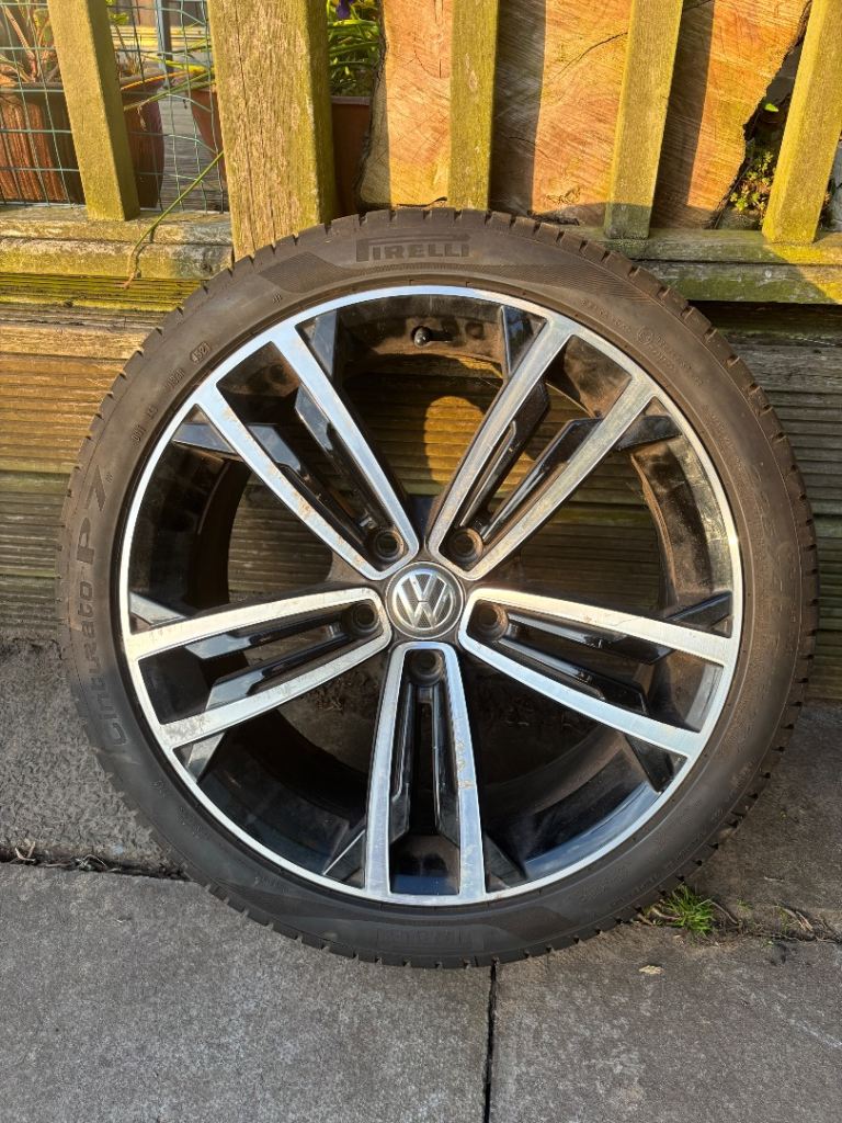 4 VW Golf GTD Seville Genuine alloy wheels with tyres