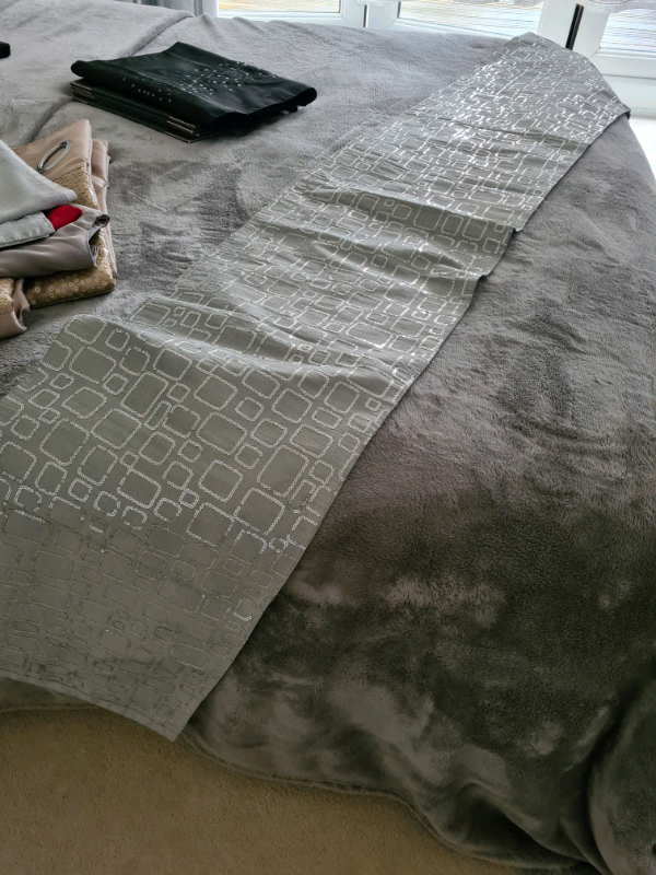 Table runner brand newSilverCondition as newRed satin colour Have 