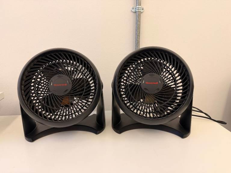 2x Honeywell desk fans