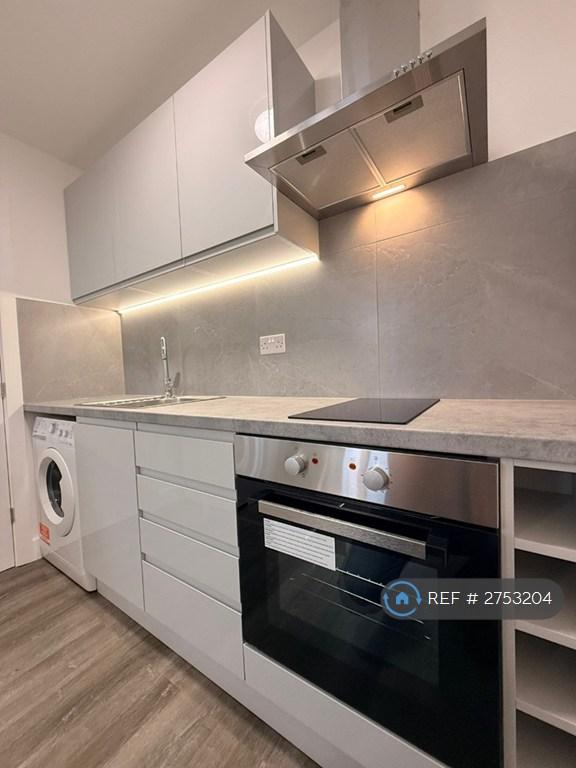 Studio flat in Edgware Road, London, NW2 (#2753204)