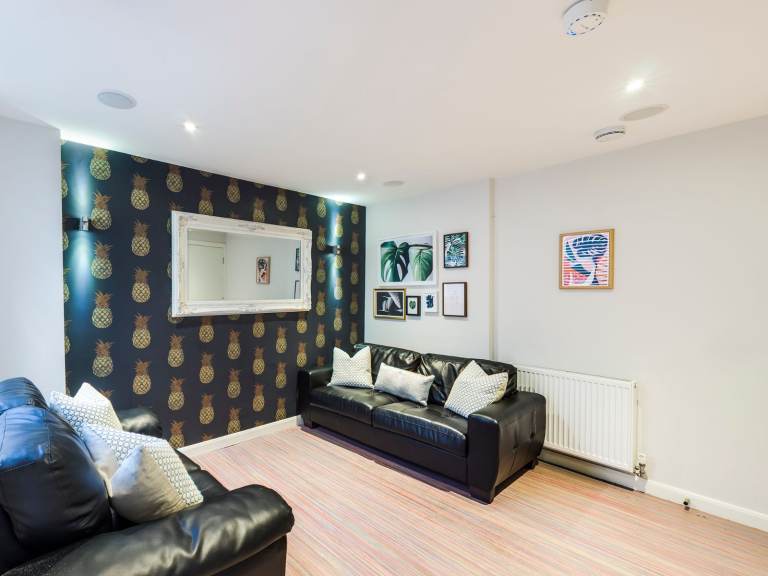 Room to Rent on Queen Anne St, ST4 | Open to Professionals | No Deposits Required!