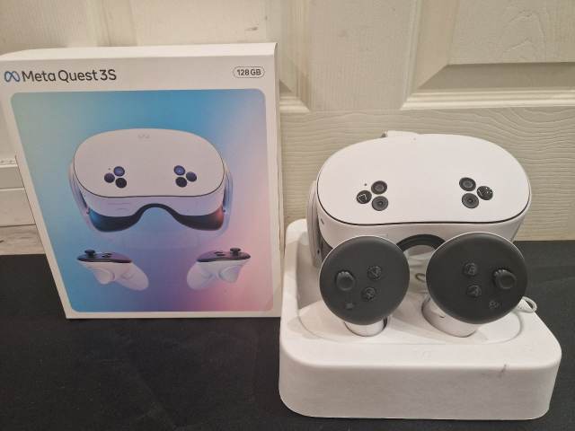 Meta Quest 3S VR Headset 128GB with Controllers – Excellent