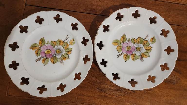 Vintage Ribbon Plates 