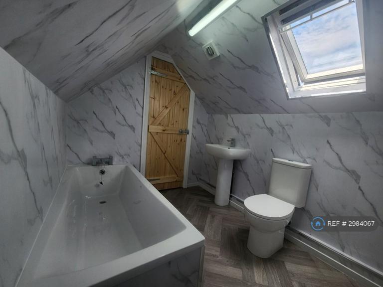 2 bedroom flat in Armoury Terrace, Ebbw Vale, NP23 (2 bed) (#2984067)
