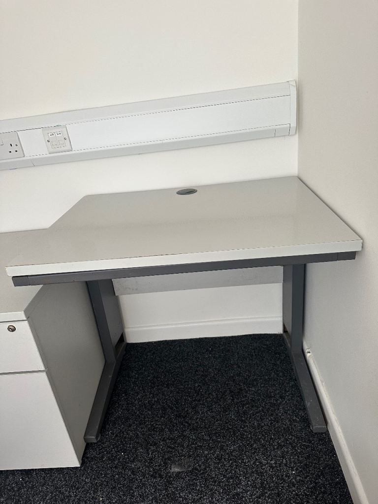 Single office desk 