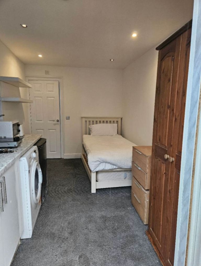 Modern Studio Flat | Furnished | Fitted Kitchen | Bills Included | Colindale, London, NW9