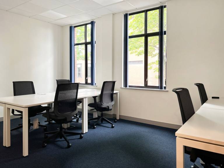 Belfast - BT12 5GH \ Flexible Office Space with 5 Workstations