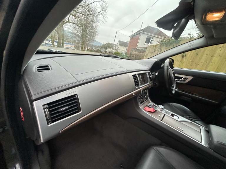 JAGUAR XF 3.0 d V6 240*LUXURY*ONLY73K-Xenons-Nav-BT&amp;Dab-LTHR**Stunning Example