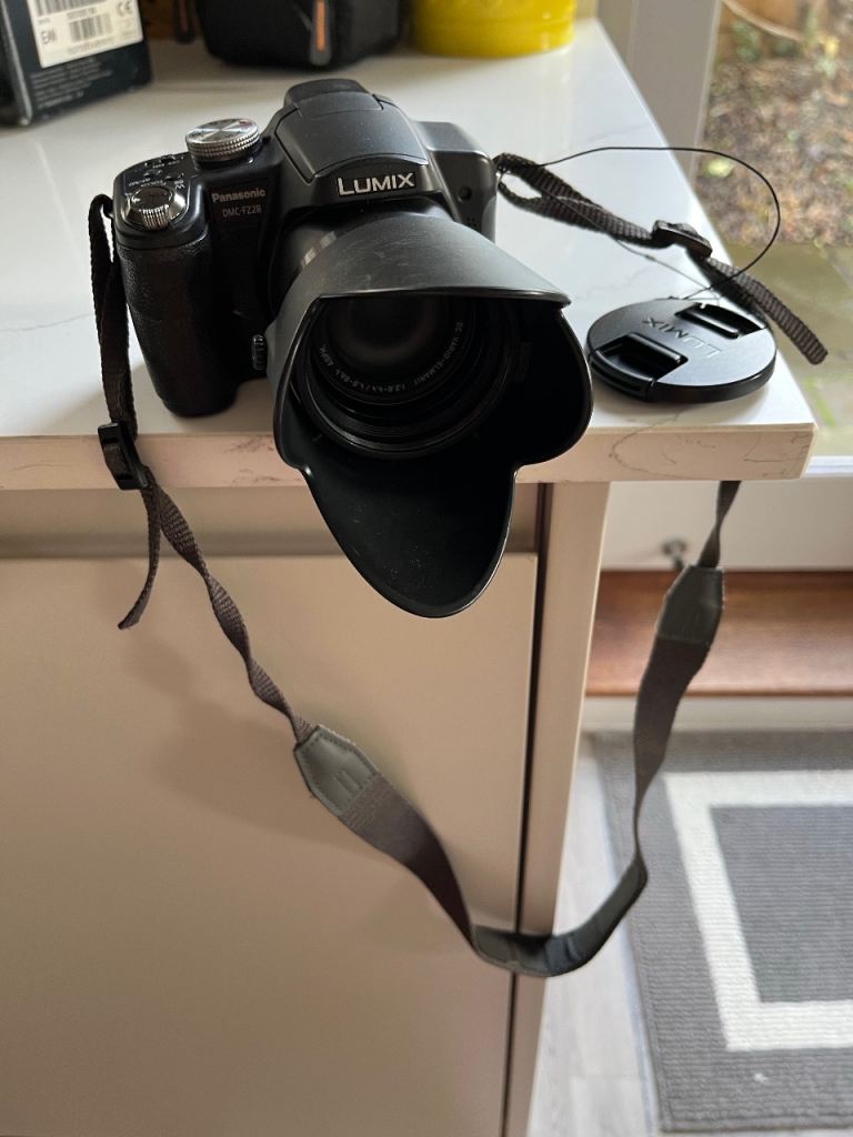 Panasonic LUMIX DMC-FZ28 digital bridge camera