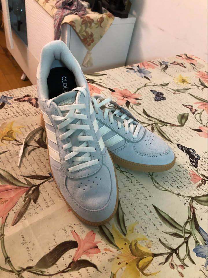 Adidas unisex trainers size 7 Brand new