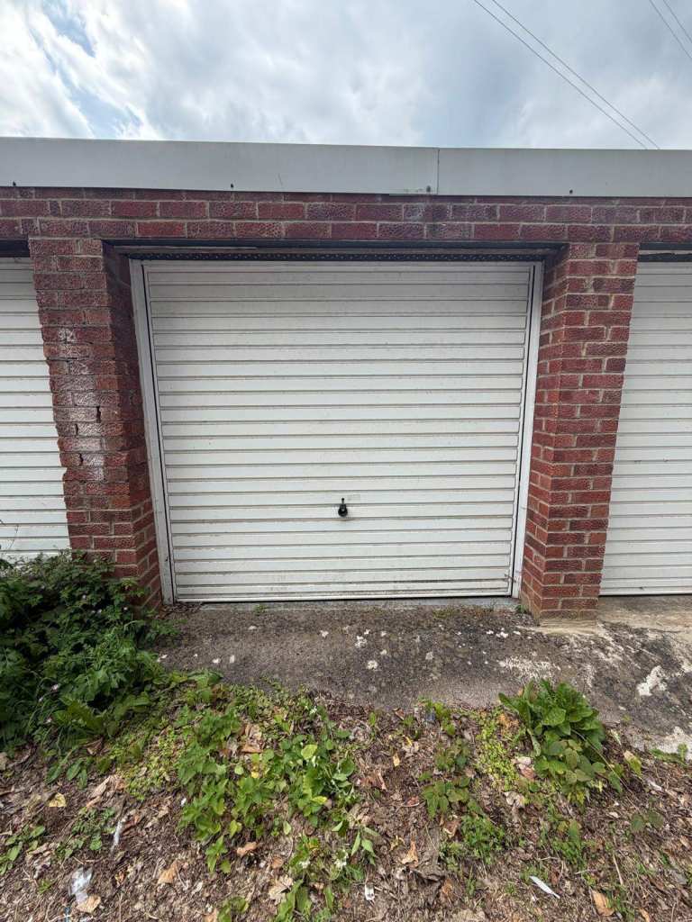 Garage to rent - Brislington