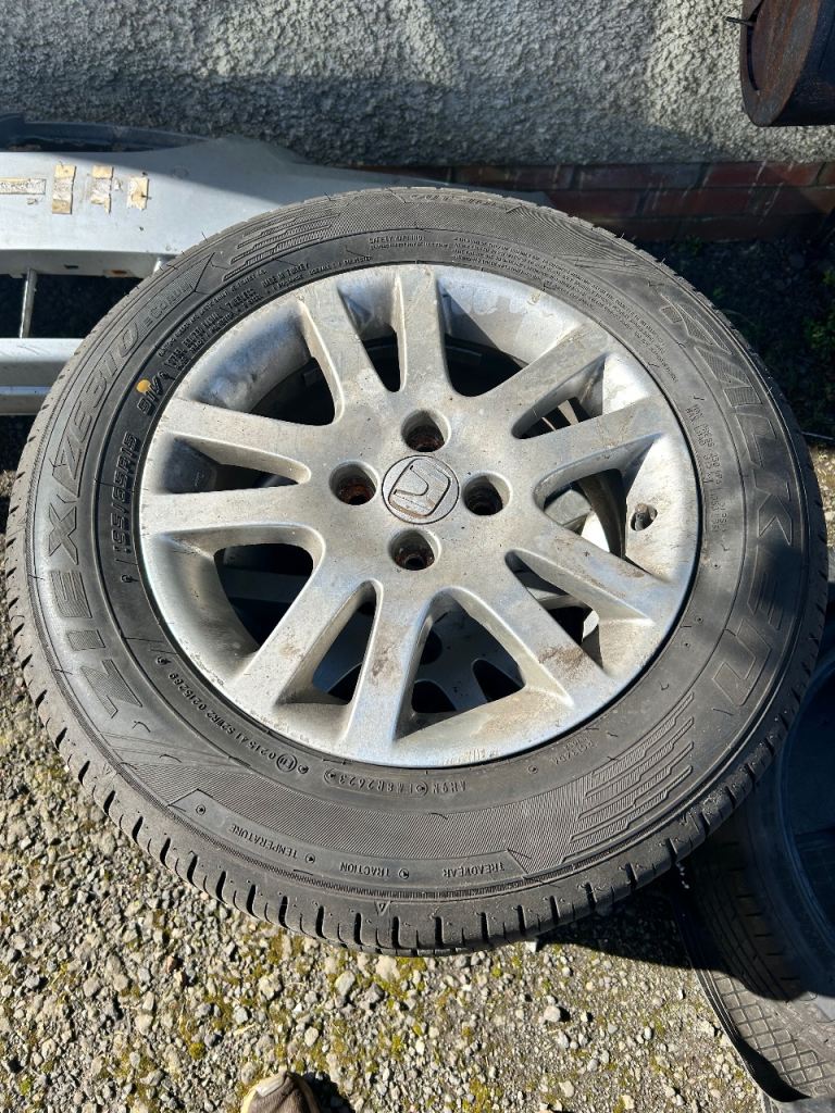 Honda alloys with brand new 195/65/15 tyres 