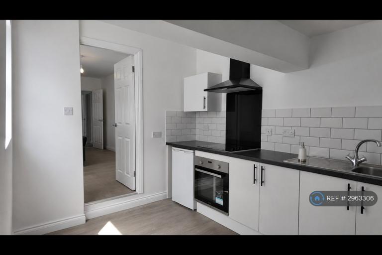 5 bedroom flat in Beverley Road, Hull, HU5 (5 bed) (#2963306)