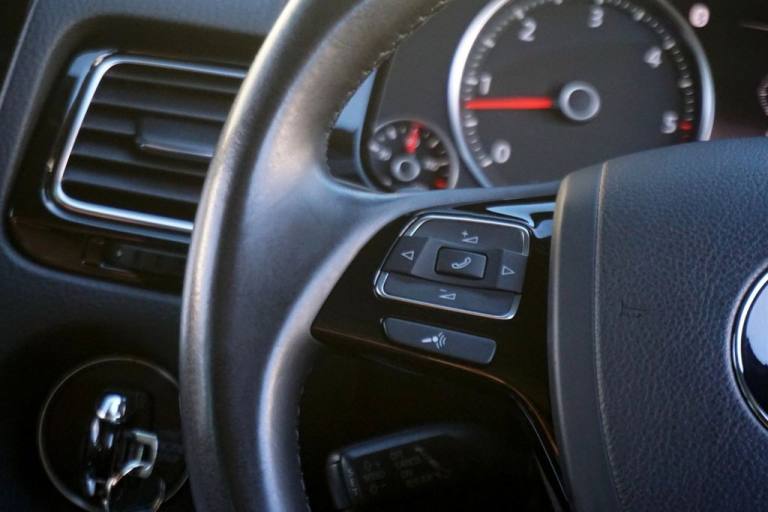 2014 Volkswagen Touareg 3.0 TDI V6 BlueMotion Tech R-Line SUV Diesel Tiptronic 4WD (s/s) 5dr - Ju...