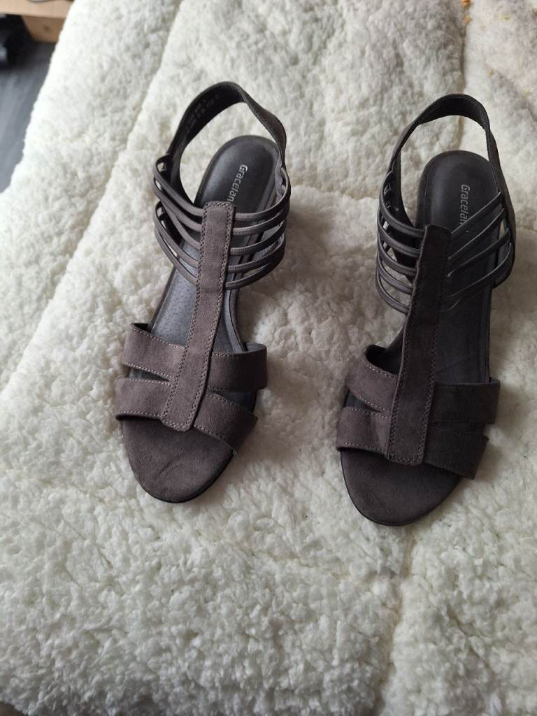 Ladies shoes size 6 
