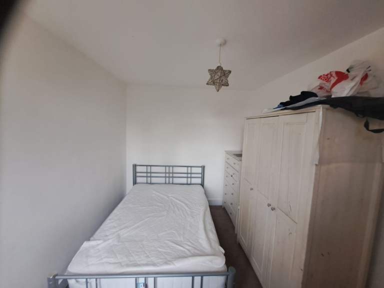 MEDIUM SIZE DOUBLE ROOM IN LOVELY HOUSESHARE