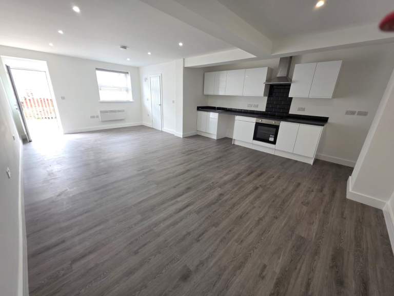 Large studio flat - Shirley - Available NOW - Private Parking