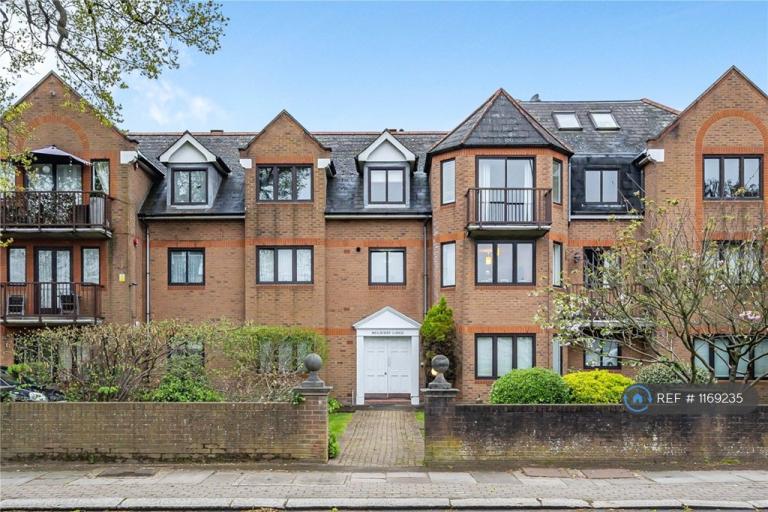 2 bedroom flat in The Ridgeway, Enfield, EN2 (2 bed) (#1169235)